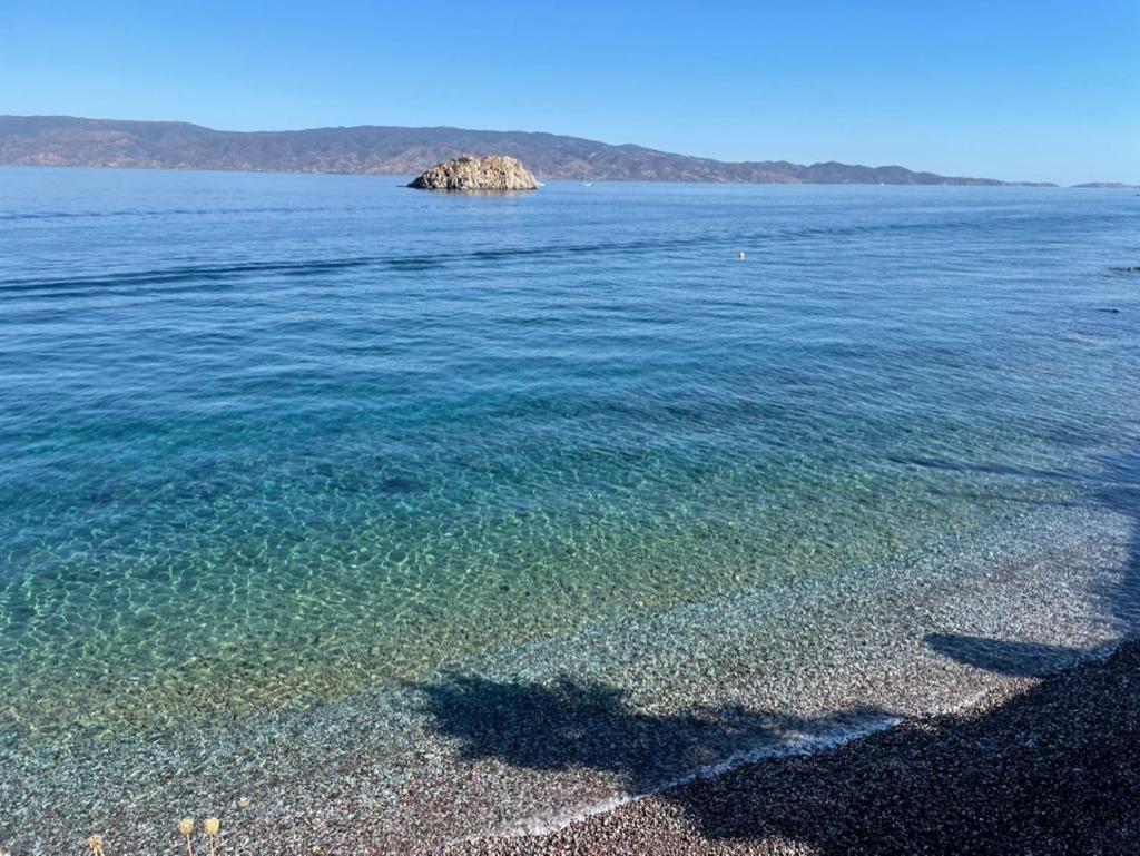 Lady Of Hydra Villa, Sea Front View, Private Beach Екстер'єр фото